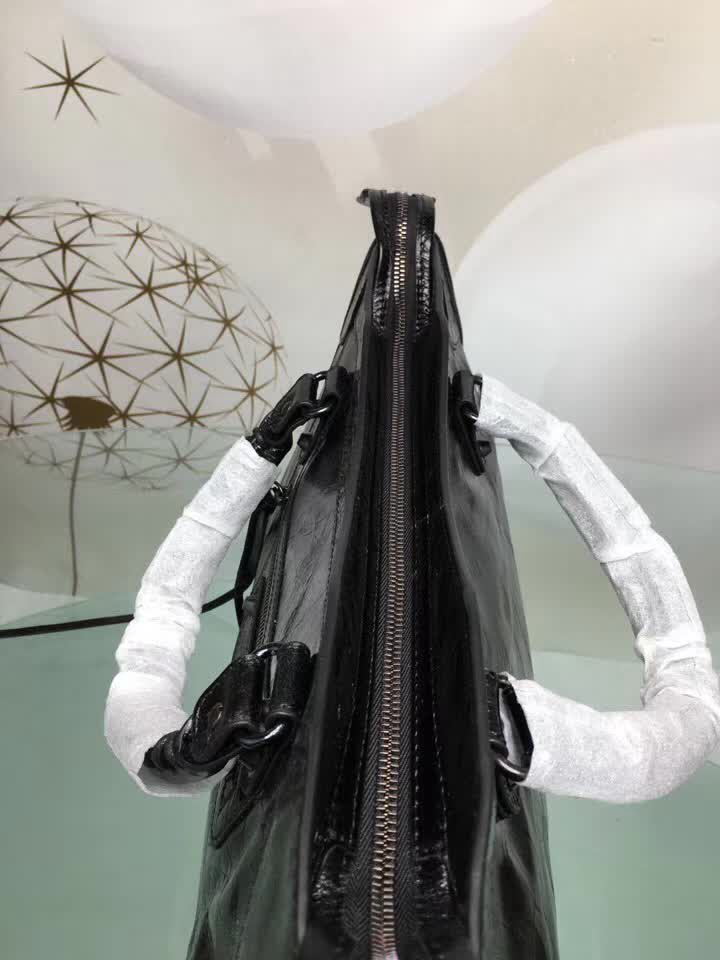 BALENCIAG巴黎世家 經典款 義大利進口原版油蠟頭層牛皮 古銅釘黑色 時尚百搭 手提肩背斜挎包  BL1309
